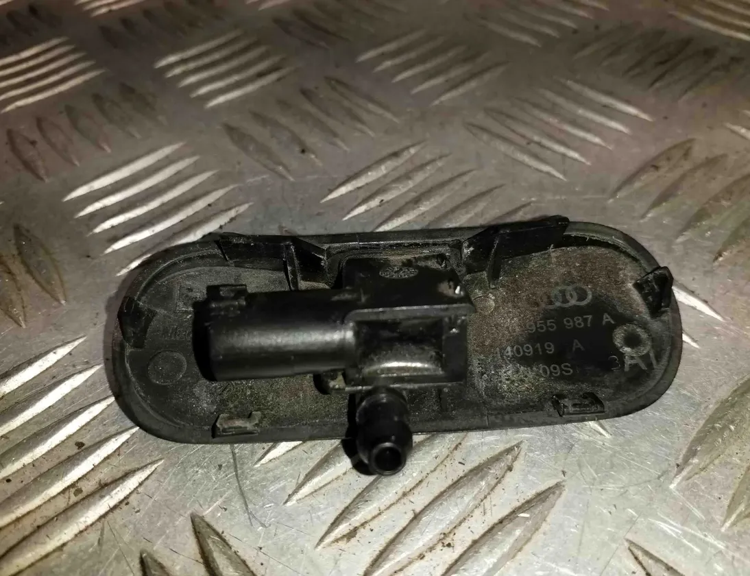 AUDI A1 8X (2010-2020) Dysza do szyby przedniej 8X0955987A 32598059