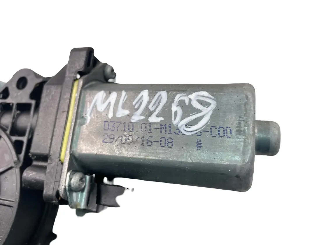 DACIA Sandero 2 generation (2013-2020) Front Right Door Window Regulator 0371001 34898822