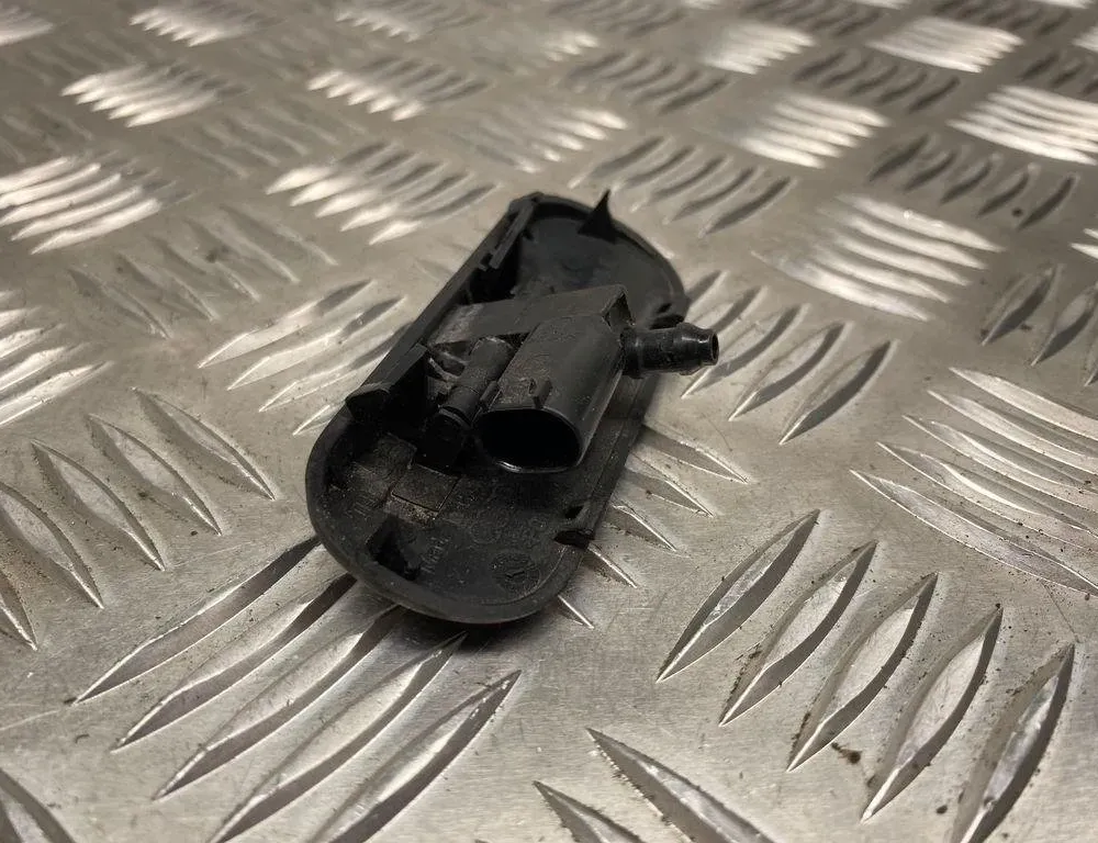 AUDI A1 8X (2010-2020) Dysza do szyby przedniej 8X0955988E 30953508