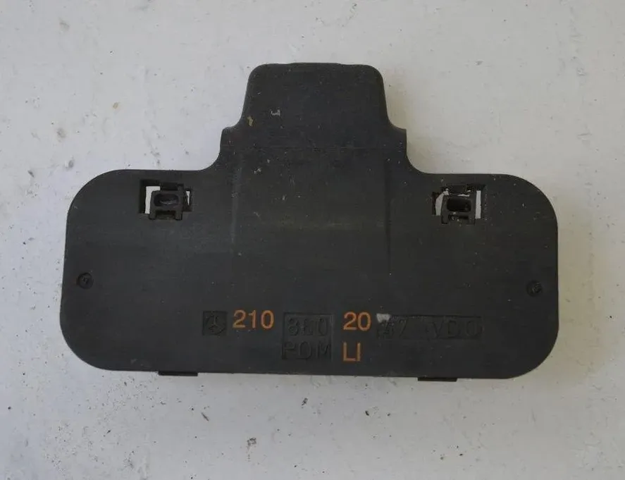 MERCEDES-BENZ E-Class W211/S211 (2002-2009) Dysza do szyby przedniej 2108602047 31903239