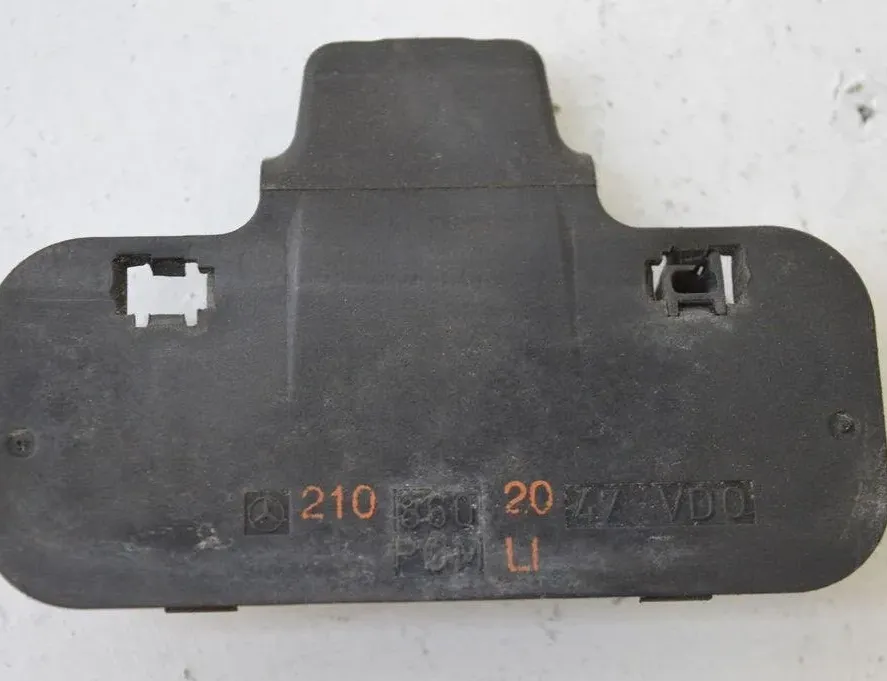 MERCEDES-BENZ E-Class W211/S211 (2002-2009) Dysza do szyby przedniej 2108602047 31903241