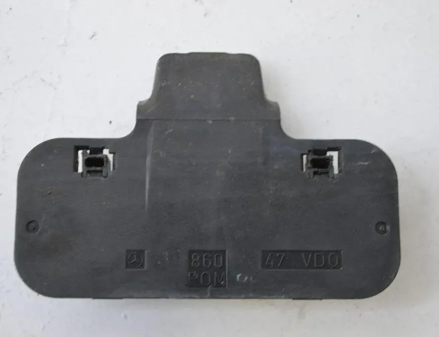 MERCEDES-BENZ E-Class W211/S211 (2002-2009) Dysza do szyby przedniej 2108602047 31903243