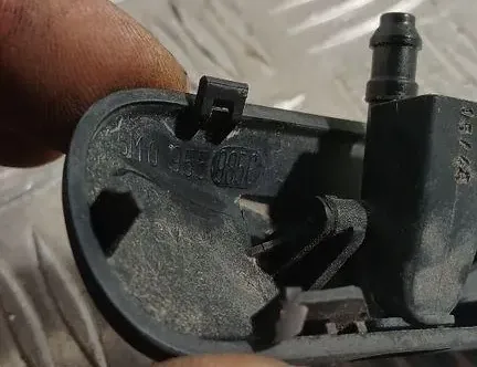 VOLKSWAGEN Passat B8 (2014-2023) Dysza do szyby przedniej 5M0955985C 34882462