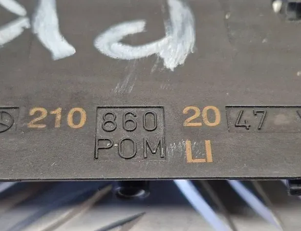 MERCEDES-BENZ E-Class W211/S211 (2002-2009) Dysza do szyby przedniej 2108602047 34590785