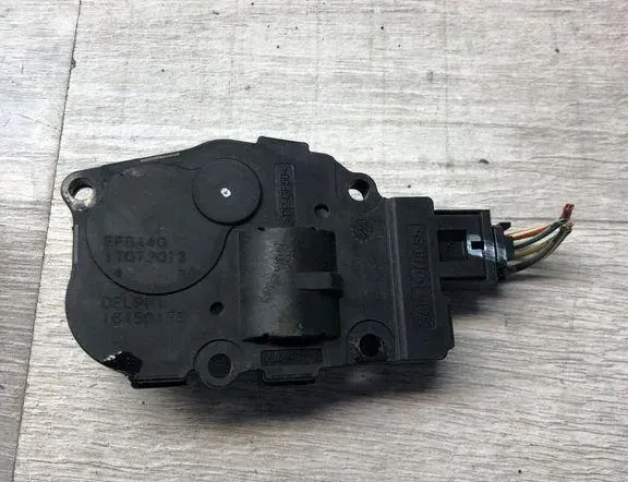 VOLKSWAGEN Touareg 2 generation (2010-2018) Siłownik silnika klapy nagrzewnicy wewnętrznej EFB440 34989771