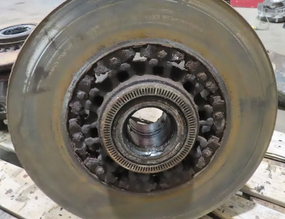 DAF XF (2012-present) Wrzeciono piasty tylnego lewego koła 33916254