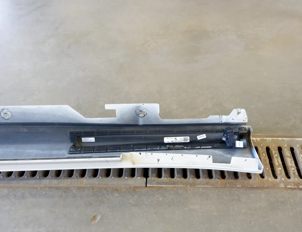 BMW 7 Series G11/G12 (2015-2023) Prawa plastikowa osłona listwy bocznej 8065170,8059980,7853912,7370180 35106403