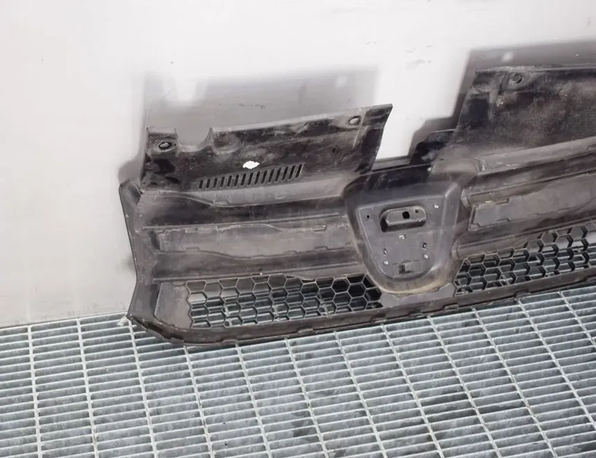 DACIA Sandero 2 generation (2013-2020) Przedni górny grill 623103971R 3073711