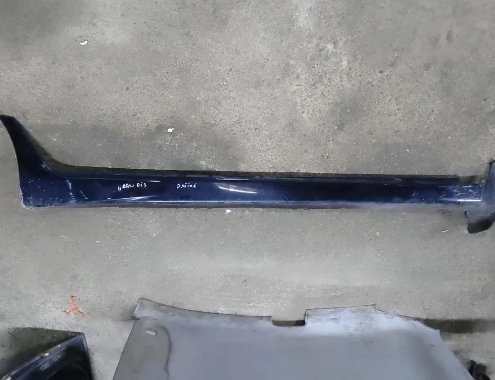 MITSUBISHI Grandis 1 generation (2003-2011) Right Side Plastic Sideskirt Cover 35079884