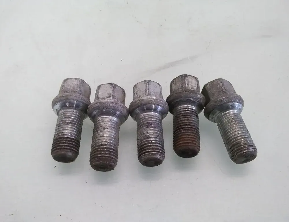 VOLKSWAGEN Passat B5 (1996-2005) Śruby 35089453