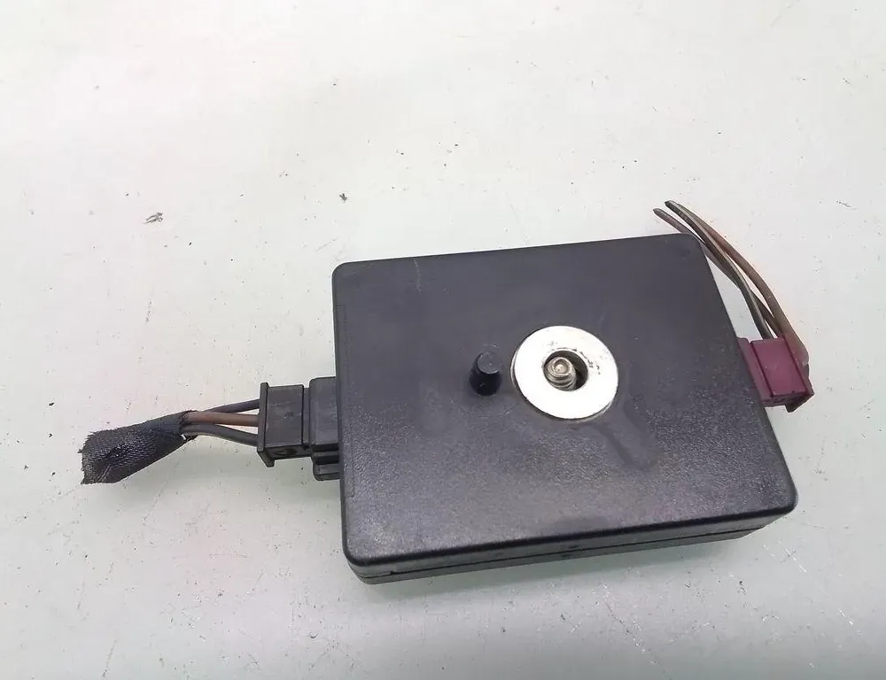 BMW 5 Series E60/E61 (2003-2010) Bootlid Antenna Amplifier 694992201 35057132