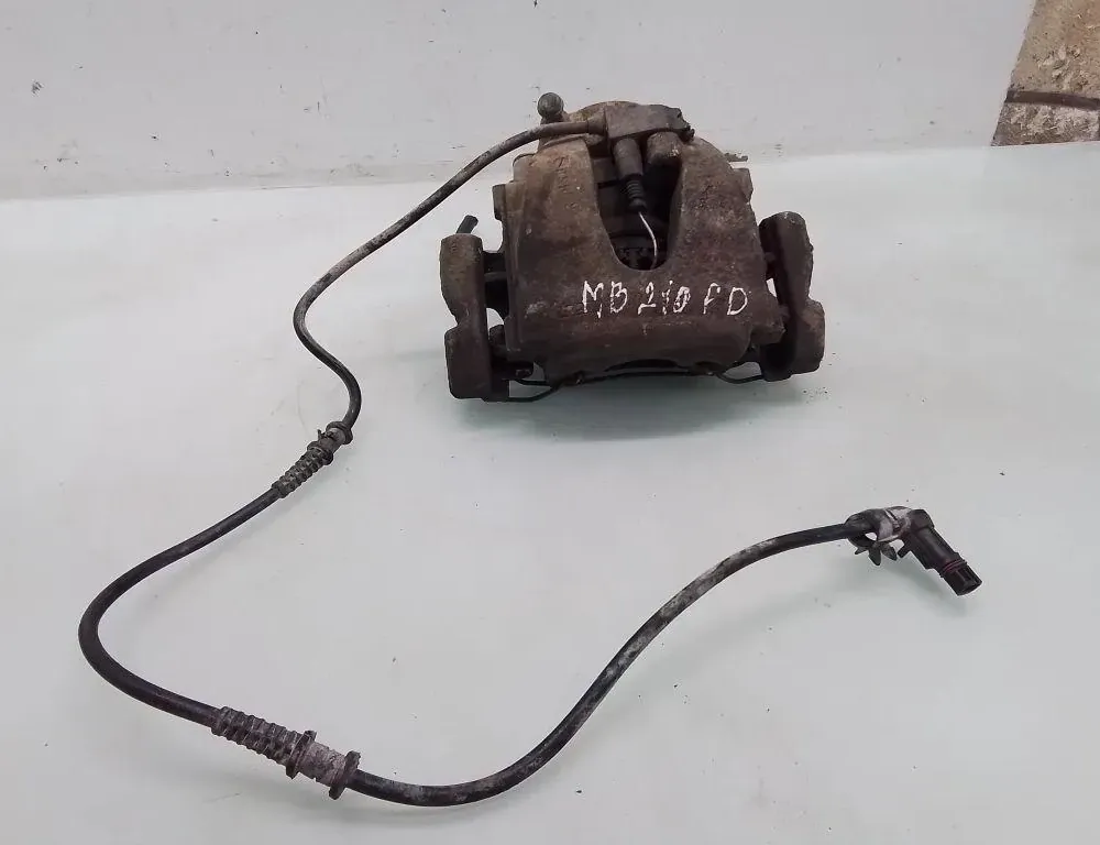 MERCEDES-BENZ E-Class W210/S210 (1995-2002) Zacisk hamulca przedniego prawego 35098109