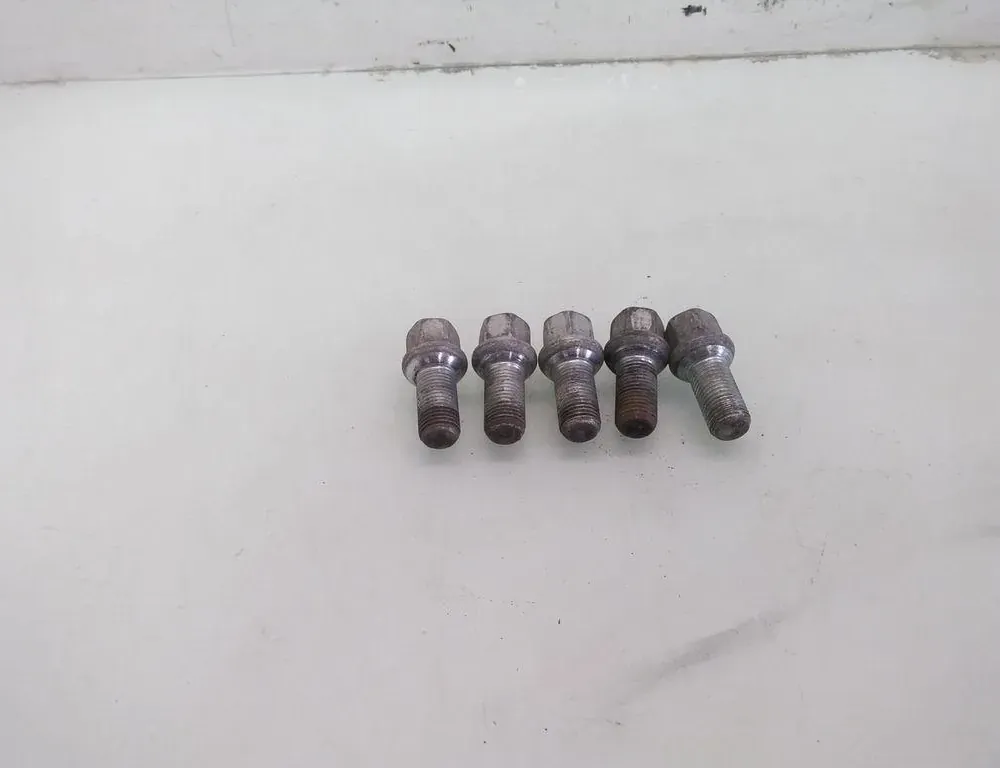 VOLKSWAGEN Passat B5 (1996-2005) Śruby 35089453