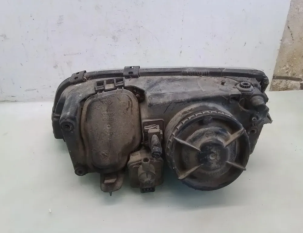 VOLVO V70 2 generation (2000-2008) Front Right Headlight 35099481