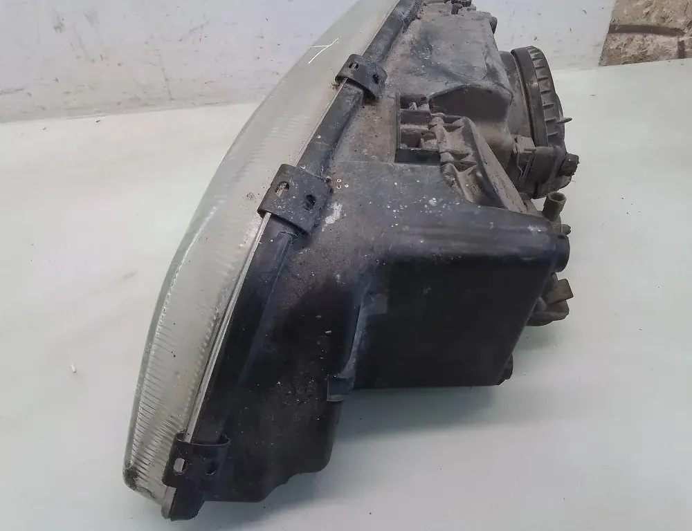 VOLVO V70 2 generation (2000-2008) Front Right Headlight 35099481