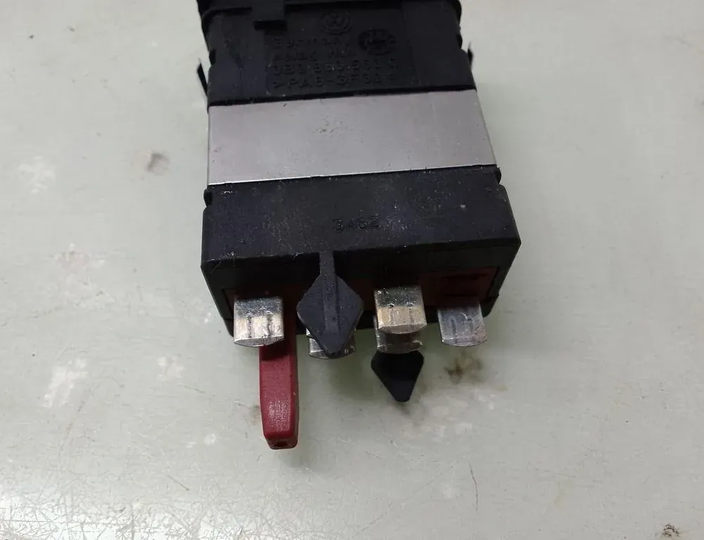 VOLKSWAGEN Golf 4 generation (1997-2006) Przełącznik ogrzewania siedzenia 3B0963563D 35100876