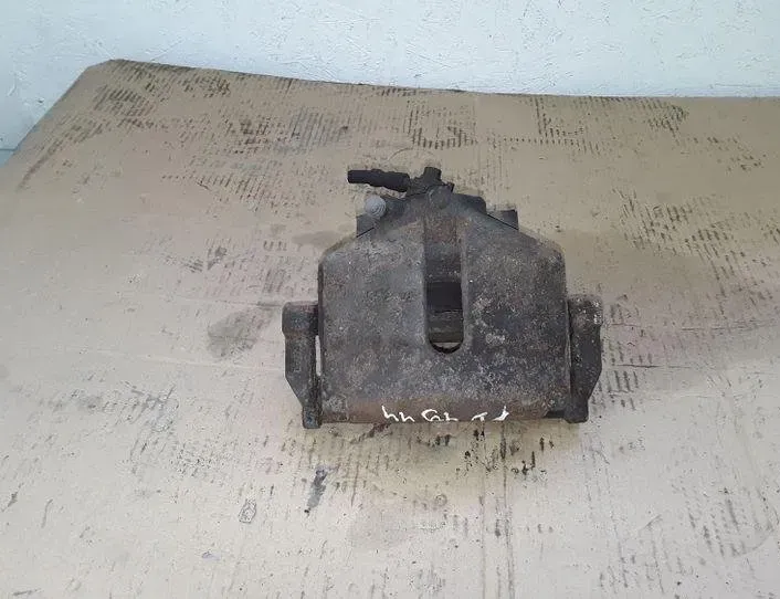 VOLKSWAGEN Passat B7 (2010-2015) Zacisk hamulca przedniego prawego 256,582 25525168