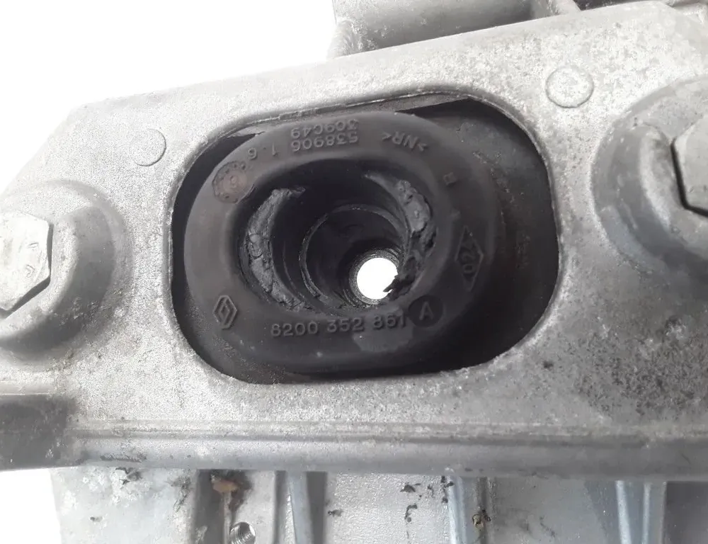 RENAULT Clio 3 generation (2005-2012) Engine Bracket Right Side 11254AX600 12081394