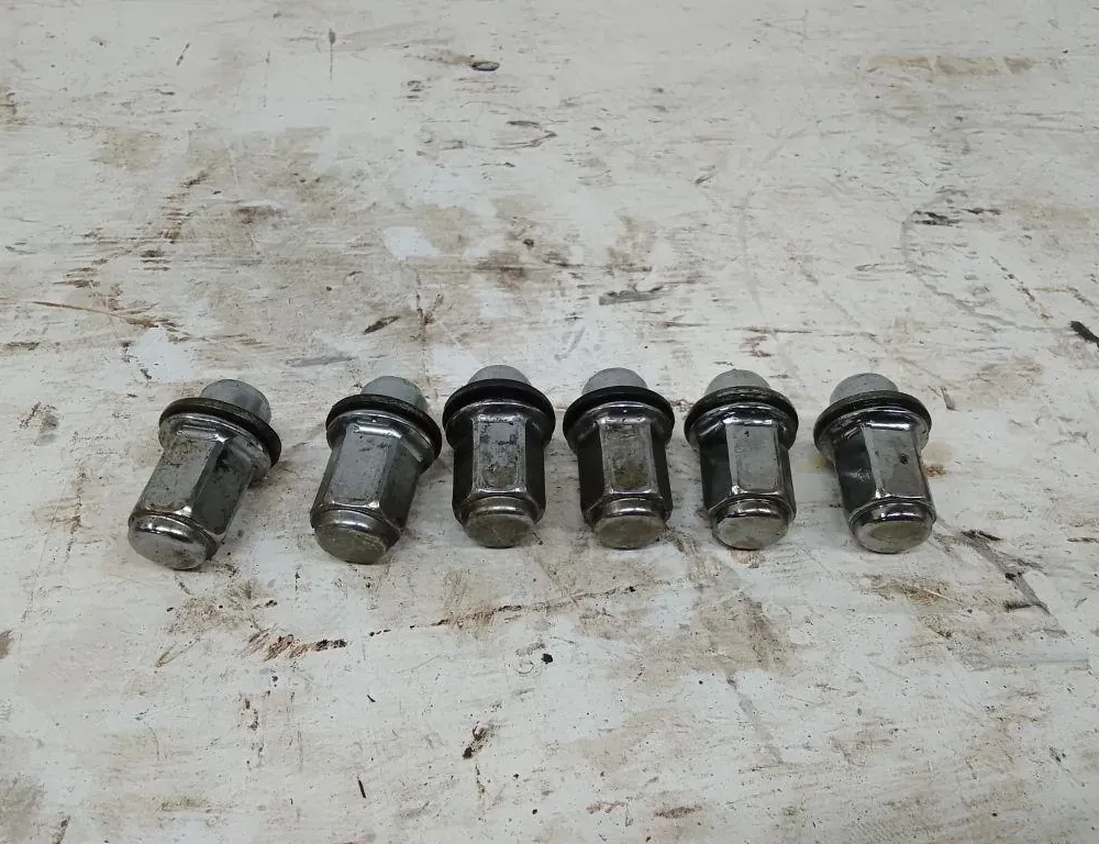 TOYOTA Hilux 8 generation (2015-2024) Śruby 35022619