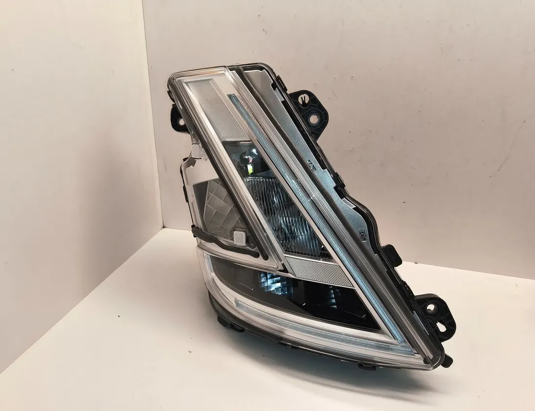 VOLVO FH II (2012-present) Przedni prawy reflektor 24056512 33586434