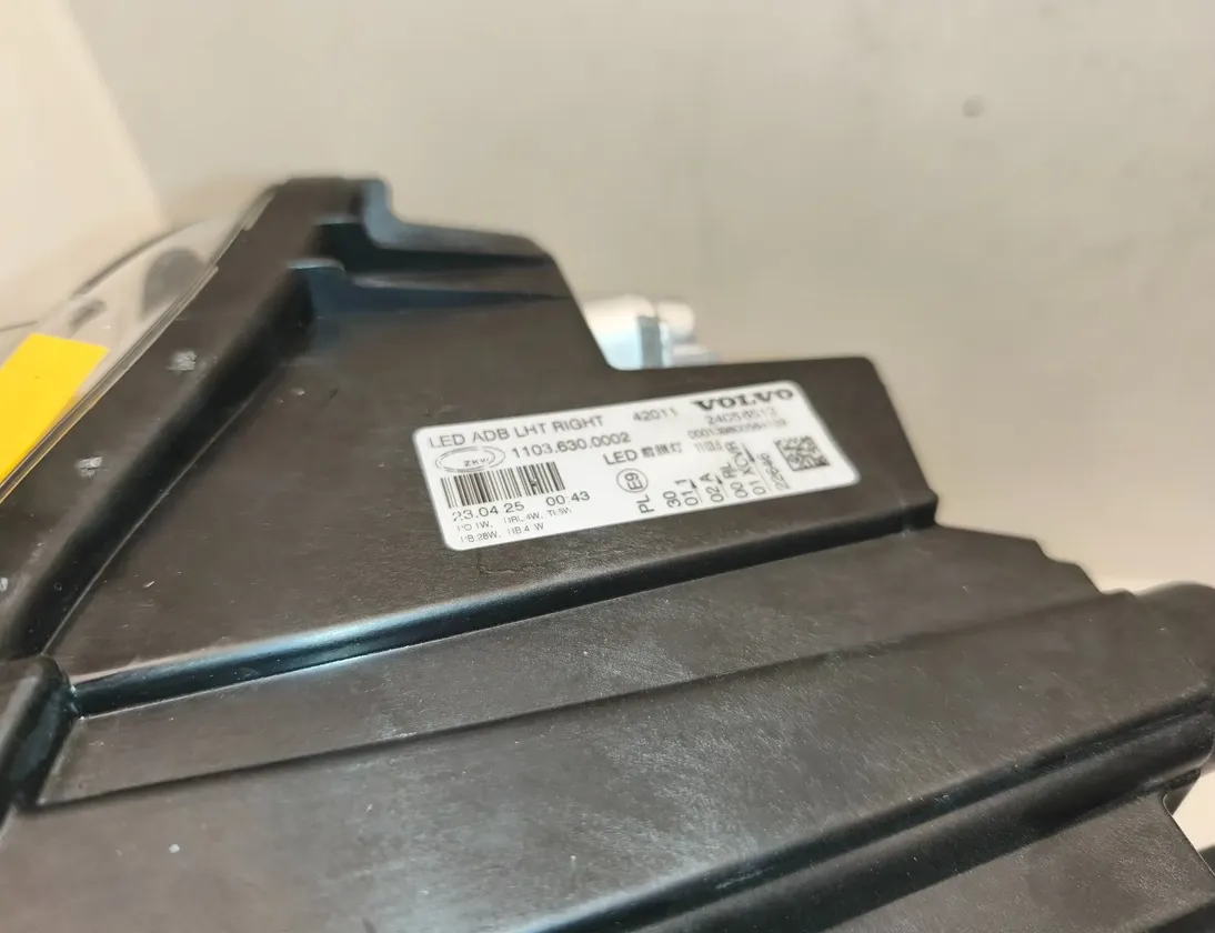 VOLVO FH II (2012-present) Przedni prawy reflektor 24056512 33586434