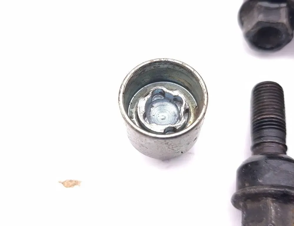 PORSCHE Taycan 1 generation (2019-2023) Śruby 34961073