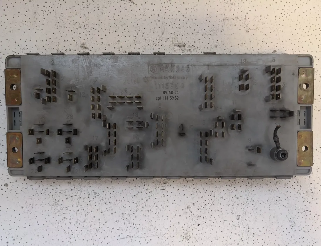 SCANIA P,G,R,T - series (2003-present) Skrzynka bezpiecznikowa 896043,1115952,1115704 28989368