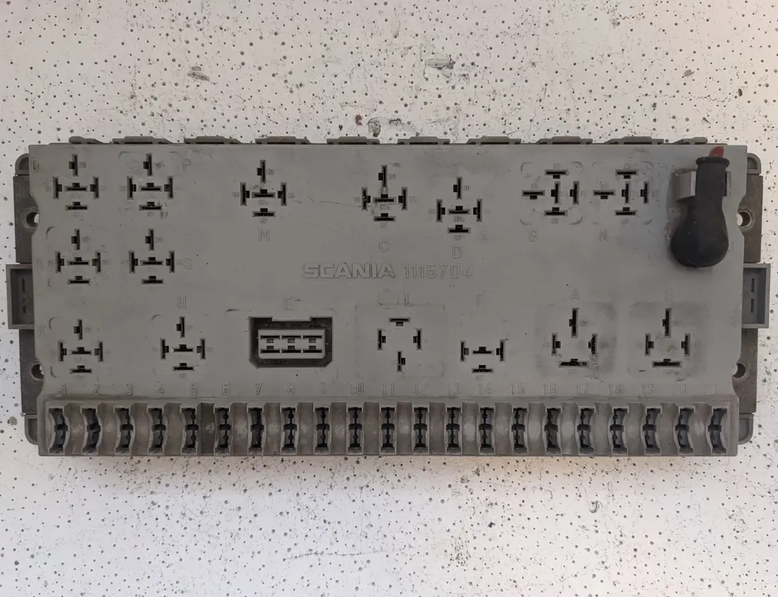 SCANIA P,G,R,T - series (2003-present) Skrzynka bezpiecznikowa 896043,1115952,1115704 28989368