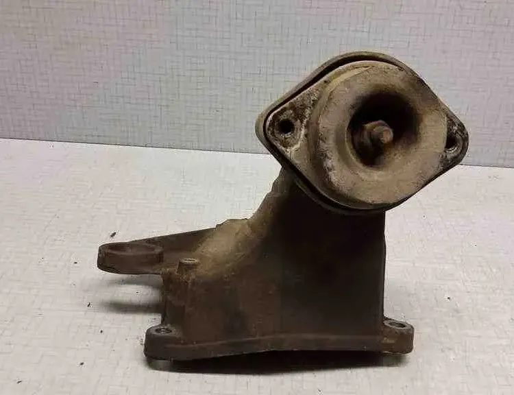 VOLKSWAGEN Passat B7 (2010-2015) Engine Bracket Right Side 8D0399114S 32521199