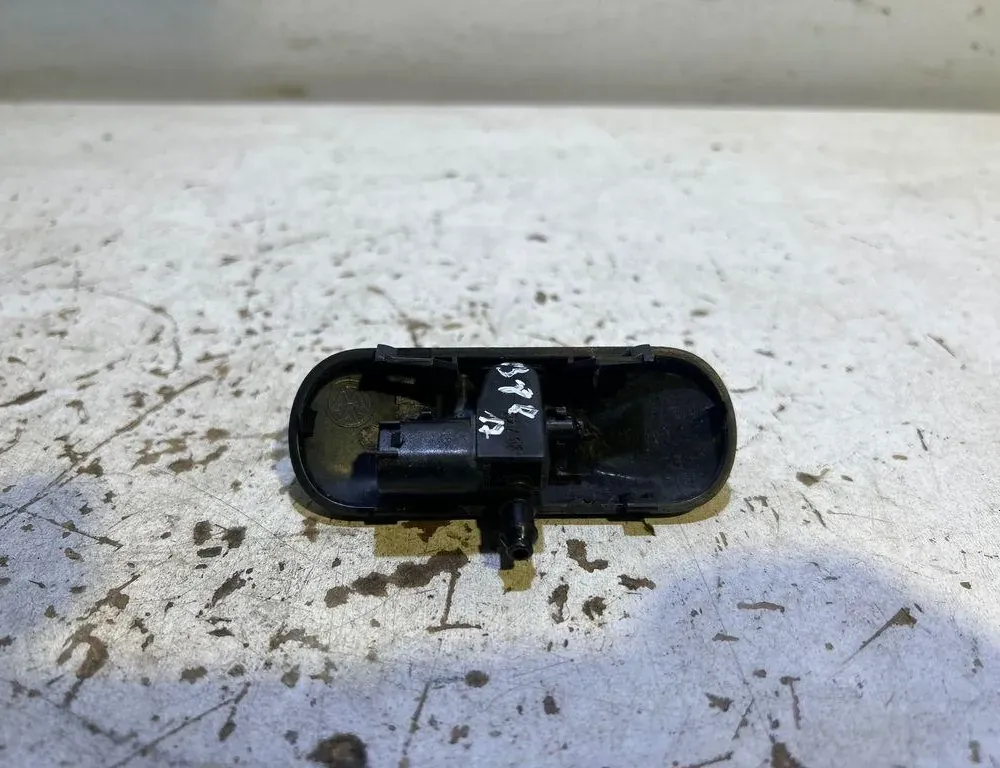 VOLKSWAGEN Passat B8 (2014-2023) Dysza do szyby przedniej 5M0955986C 35017475