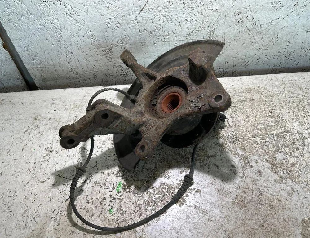 DACIA Duster 1 generation (2010-2017) Front Right Wheel Hub 35005351