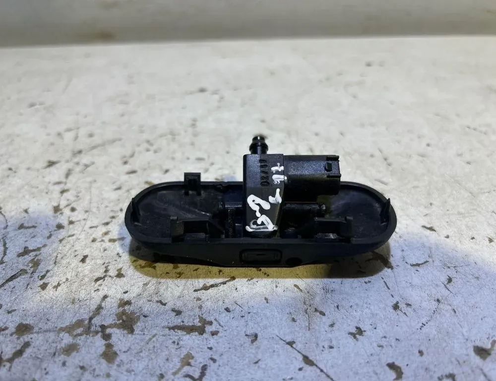 VOLKSWAGEN Passat B8 (2014-2023) Dysza do szyby przedniej 5M0955986C 35017302