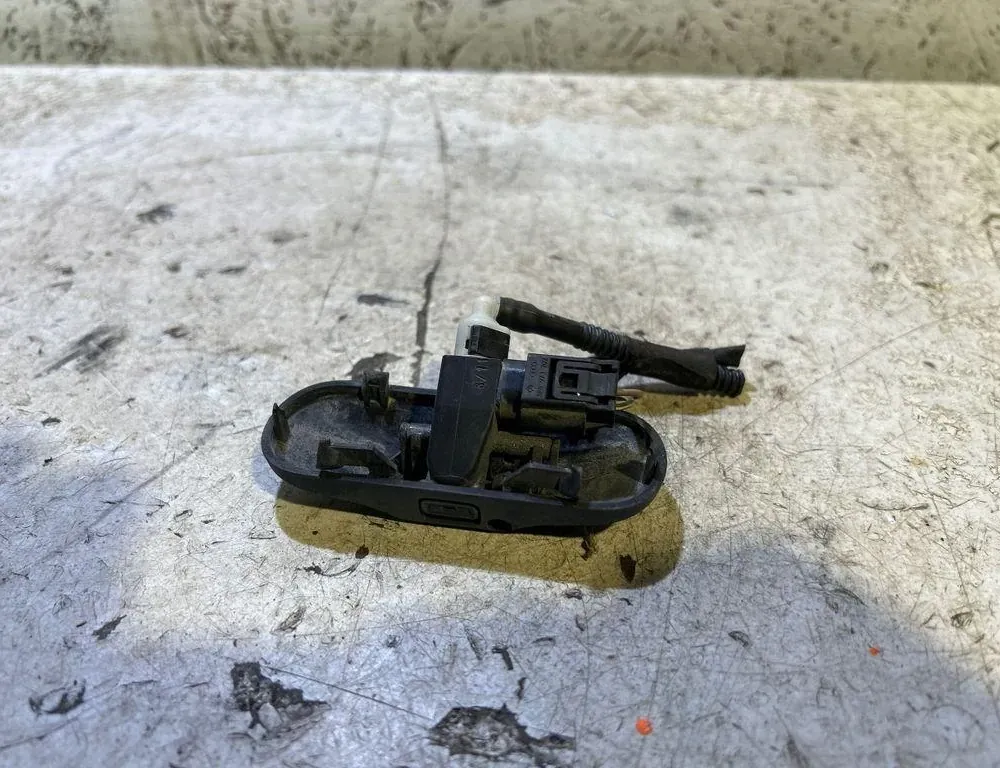 VOLKSWAGEN Passat B7 (2010-2015) Dysza do szyby przedniej 5M0955986C 35006300