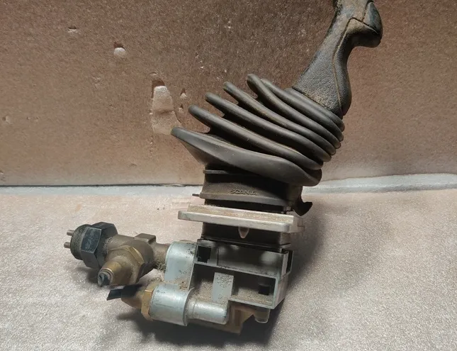 SCANIA 4 - series (1995-present) Dźwig hamulca ręcznego 1354870,9617231220 17751392