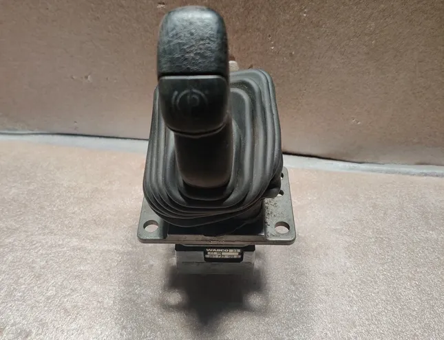 SCANIA 4 - series (1995-present) Dźwig hamulca ręcznego 1354870,9617231220 17751392