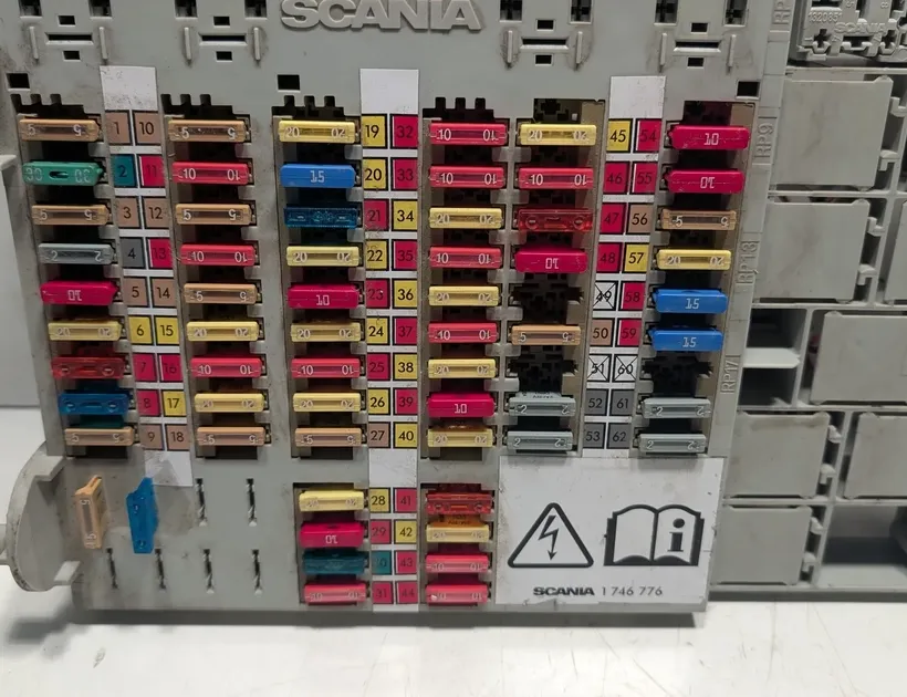 SCANIA P,G,R,T - series (2003-present) Skrzynka bezpiecznikowa 1746776,1746773 33572663