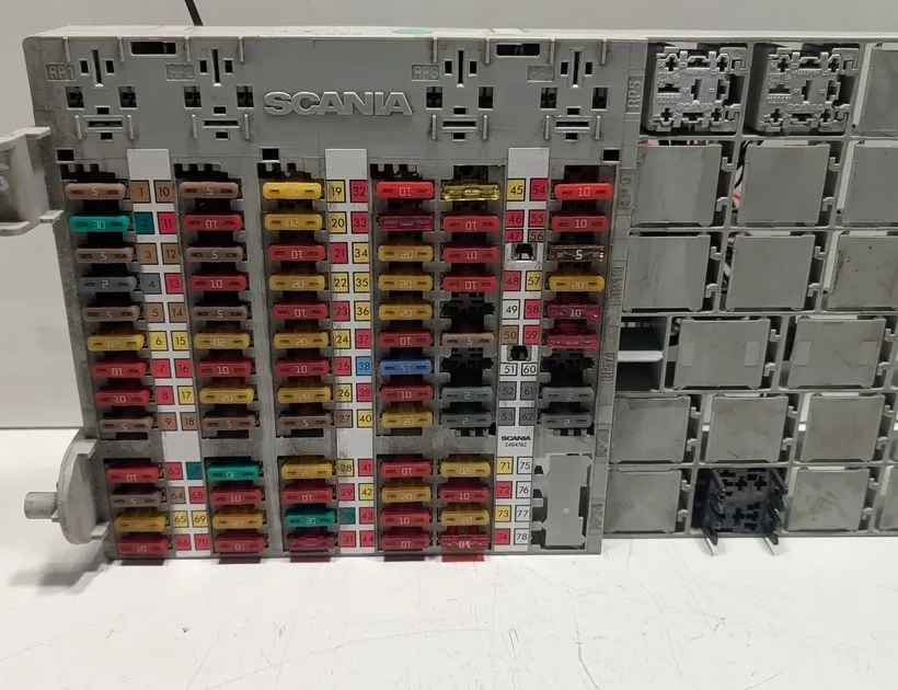 SCANIA P,G,R,T - series (2003-present) Skrzynka bezpiecznikowa 2404762,2404758 33572717