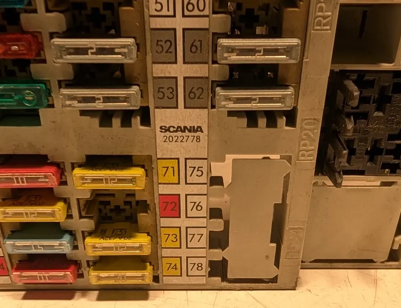 SCANIA P,G,R,T - series (2003-present) Skrzynka bezpiecznikowa 2022770,2022778 33572851
