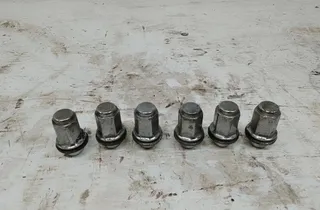 TOYOTA Hilux 8 generation (2015-2024) Śruby 35031958